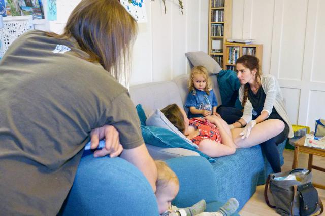 SRF DOK Wir bekommen ein Baby – Die Hausgeburt Folge 4 Hebamme Karin Künzle führt die Untersuchungen bei der werdenden Mutter in familiärer Atomsphäre durch. 2022