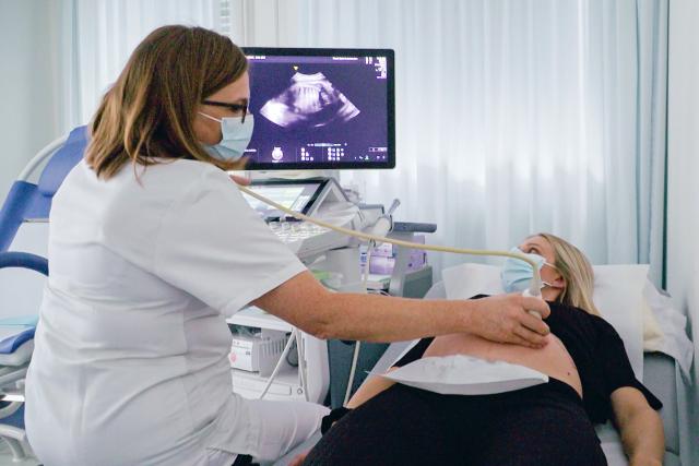 Wir bekommen ein Baby – Geburt im Stadtspital Folge 2 Die Gynäkologin macht bei Larissa eine Ultraschall-Untersuchung. 2022