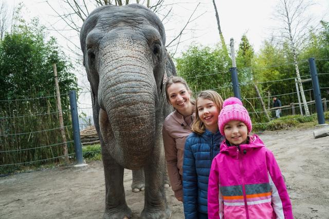 Anna erfüllt Wünsche Vier Frauen, eine Überraschung – Elefant Ceylon, Moderatorin Anna Zöllig, Freundin Lynn (8) und Emna (9) 2022