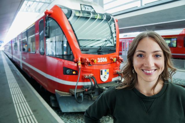 Anna erfüllt Wünsche Moderatorin Anna Zöllig vor der Rhätischen Bahn. In diesem Zug fand die Überraschung für Carlos (13) statt. 2022
