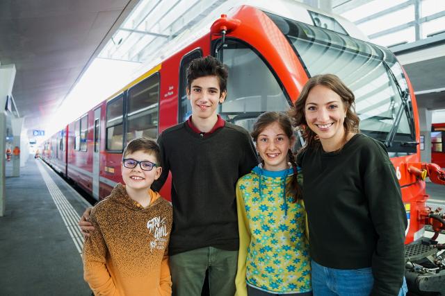 Anna erfüllt Wünsche Die Geschwister Lars (10) und Elin (11) überraschten zusammen mit Moderatorin Anna Zöllig (r.) den 13-jährigen Carlos (2.v.l.) mit einer Führerstandsfahrt in der Rhätischen Bahn. 2022