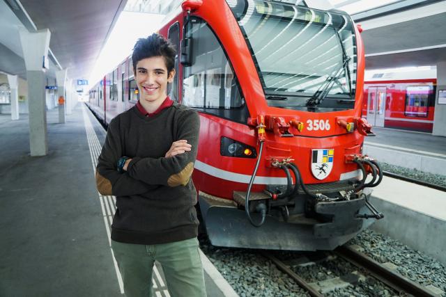 Anna erfüllt Wünsche Carlos (13) durfte als Überraschung im Führerstand der Rhätischen Bahn mitfahren. 2022