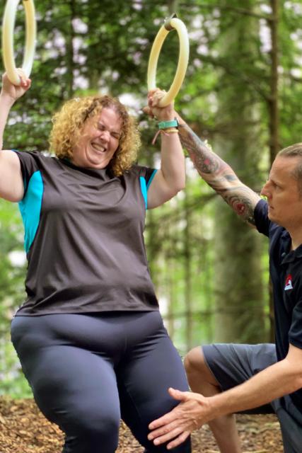Reporter Mein Leben mit Übergewicht – Von Kilos, Mut und Selbstliebe Alexandra Baumann und ihr Coach Steve Husistein trainieren für die Herausforderung am Klettersteig.