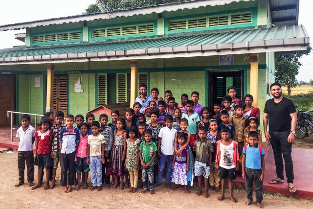 Meine fremde Heimat – Spezial: Sri Lanka Heimat auf dem TellerYathu Vakeesan und Jee Gnanasegaram besuchten auf ihrer Reise 2018 eine Schule. 2022