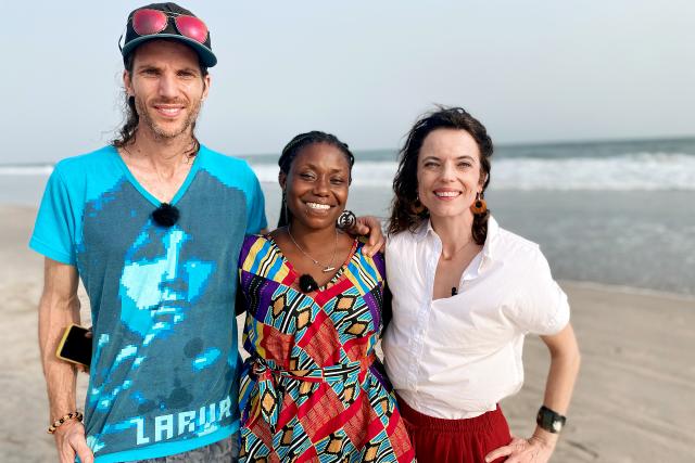 Hin und weg Schweizer Liebesgeschichten aus aller Welt Staffel 5 Beda und Mefia Ehrensperger mit Mona am Strand in Accra 2022