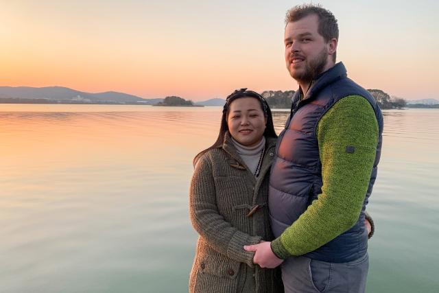 Hin und weg Schweizer Liebesgeschichten aus aller Welt Staffel 5 Mathias und Sharon Manser geniessen den Sonnenuntergang in Wuxi. 2022