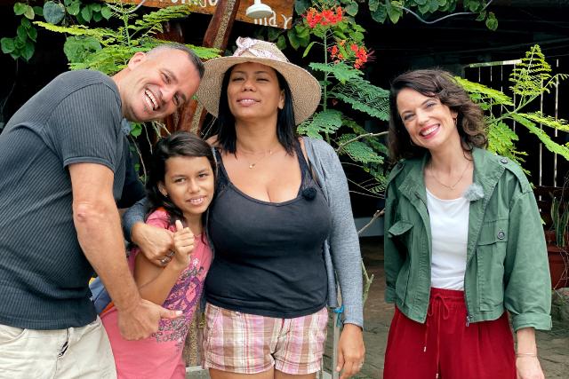 Hin und weg Schweizer Liebesgeschichten aus aller Welt Staffel 5 Folge 3 Mona (r.) mit Tom, Carlita und Angie in Ecuador 2022