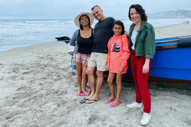 Hin und weg Schweizer Liebesgeschichten aus aller Welt Staffel 5 Folge 4 Angie, Tom, Carlita und Mona am Strand in Ecuador 2022