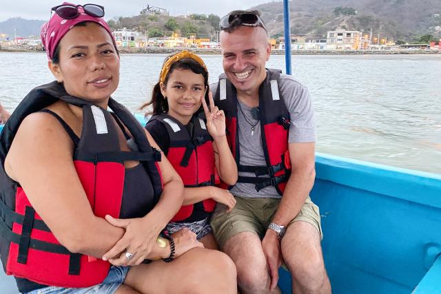 Hin und weg Schweizer Liebesgeschichten aus aller Welt Staffel 5 Folge 4 Angie, Carlita und Tom Friedli auf Bootsfahrt in Ecuador 2022