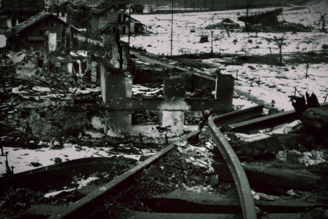 SRF DOK Mitholz – Die explosiven Hinterlassenschaften der Armee Das zerstörte Dorf Mitholz nach der Explosion des Munitionsdepots der Schweizer Armee in der Nacht vom 19./20. Dezember 1947.