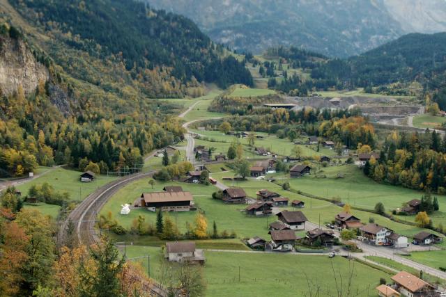 SRF DOK Mitholz – Die explosiven Hinterlassenschaften der Armee Mitholz, ein Dorf im Berner Oberland und Durchfahrtsort auf dem Weg nach Kandersteg zum Autoverlad durch den Lötschberg ins Wallis.