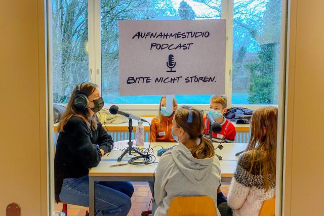 Zambo gohd id Schuel SRF Kids Reporterin Anik Leonhart zu Besuch in der Primarschule Winterthur 2022