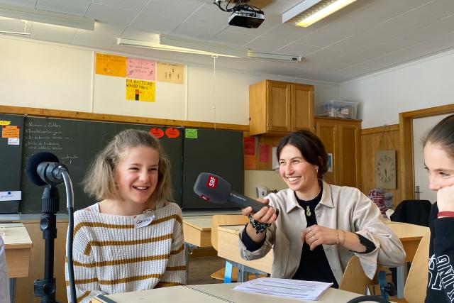 Zambo gohd id Schuel SRF Kids Reporterin Anik Leonhart zu Besuch in der Primarschule Adelboden 2022