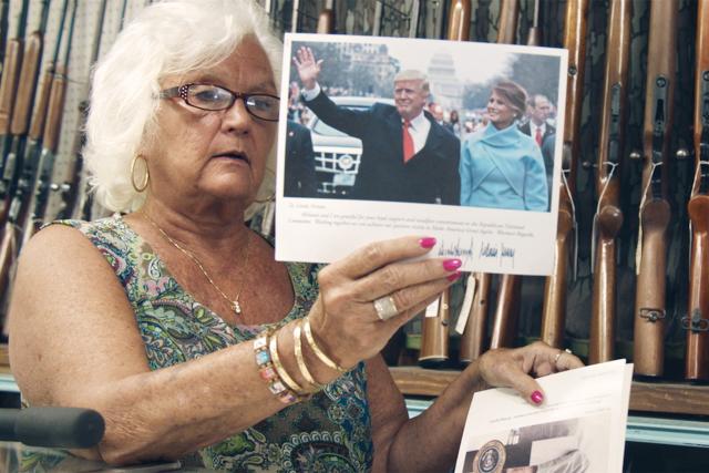 SRF DOK The Bubble – das weltgrösste Alters-Resort Linda Vernon: Ladenbesitzerin, ausserhalb der Villages