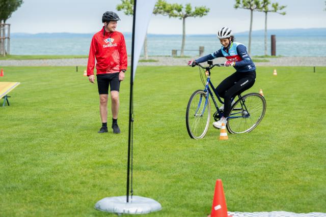 Donnschtig-Jass Fun-Bike-Rennen mit Jolanda Neff (r.) und Stefan Büsser (l.) in Thal SG