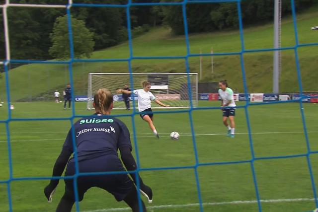 Mit einem guten Gefühl Die Schweizer Fussballerinnen kurz vor der EM-Endrunde in England Training