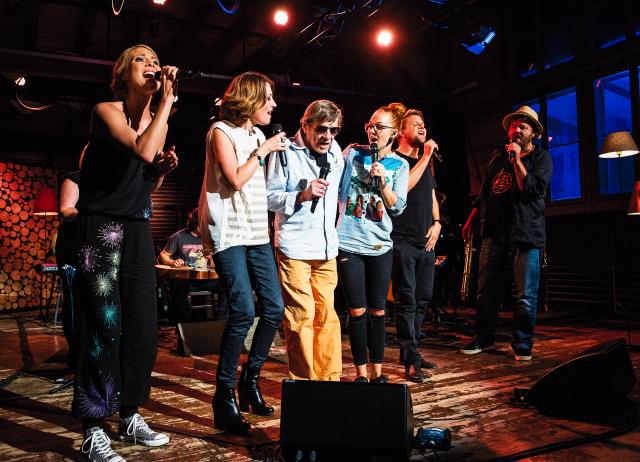 100% Schweizer Musik – Polo Hofer & Friends Jaël, Sina. Polo Hofer, Stefanie Heinzmann, Knackeboul und Büne Huber auf der Bühne 2015