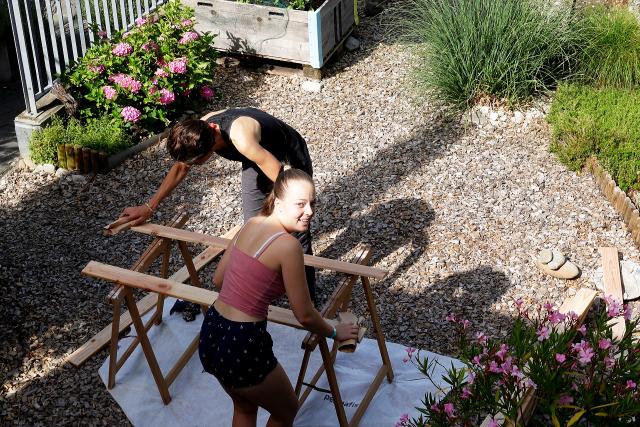 Schweizers Heimwerker:innen Klein aber fein: Tiny Places Folge 2 Tochter Amielle (17 Jahre, vorne r.) und Svenja schleifen Holzlatten für den Sichtschutz. 2022