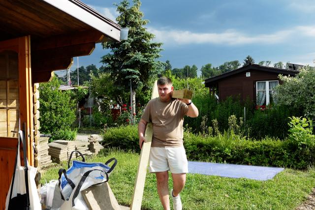 Schweizers Heimwerker:innen Hitziges Gefecht: Die Garten-Challenge Folge 3 Mirko bei der Vorbereitung für den Bau der Pergola 2022