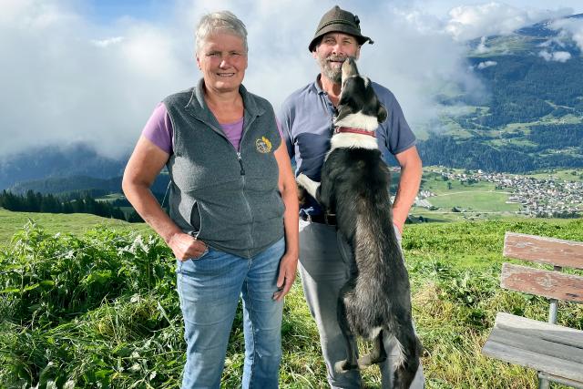 SRF bi de Lüt – Z'Alp Staffel 3 Greta und Peter ‚Peeg‘ Salzgeber mit Hund Paikea auf der Alp Quader GR