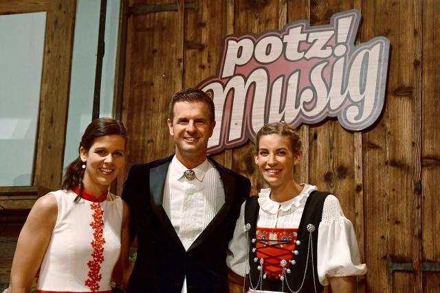 Potzmusig feiert 10-jähriges Jubiläum der Volksmusiksendung am 27.8.2022 Moderator Nicolas Senn mit Melanie Oesch (l.) und Lisa Stoll (r.)