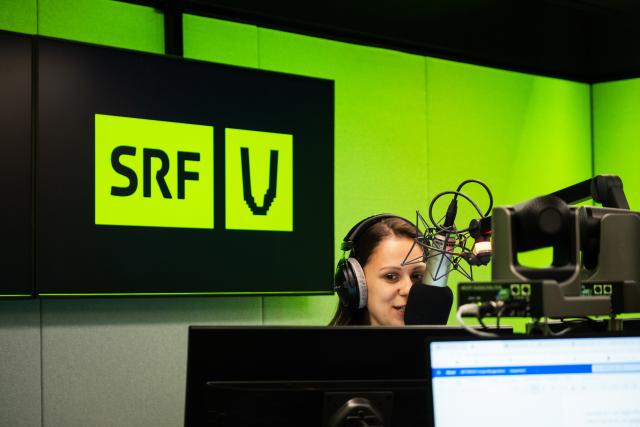 Radio SRF Virus Start von SRF Virus aus der Radio Hall am 10.8.2022 Moderatorin Mira Weingart bei der ersten Moderation aus dem neuen Studio