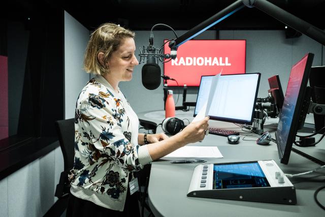 Regionaljournal ZH/SH aus der Radio Hall Erste Sendung vom 23.8.2022 Moderatorin Nadine Markwalder bei den Vorbereitungen zur ersten Moderation aus dem neuen Studio