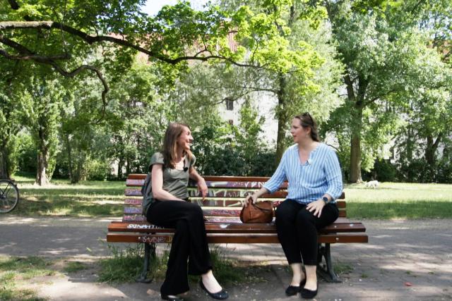 Reporter Ode an Berlin Bettina Ramseier im Gespräch mit ihrer Freundin Denise Fetzke, Lehrerin an einer Brennpunktschule