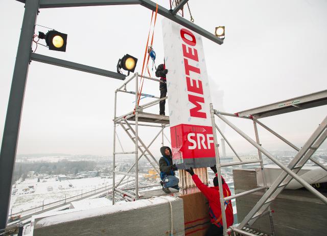 30 Jahre Jubiläum SRF Meteo SRF-Meteo-Signet Montage des Signets SRF Meteo auf dem Meteodach