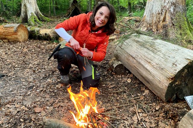 Mona mittendrin Im Survival-Training Mona Vetsch Feuer lernt mit Funkenstahl und Tampon Feuer machen.
