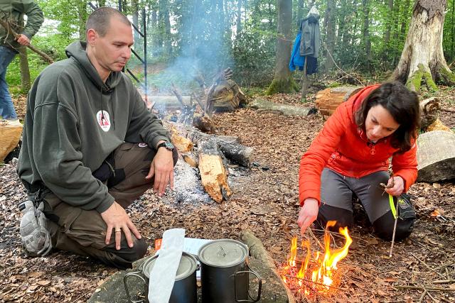 Mona mittendrinIm Survival-Training Überlebenstrainer Gion saluz zeigt Mona Vetsch wie man Feuer macht