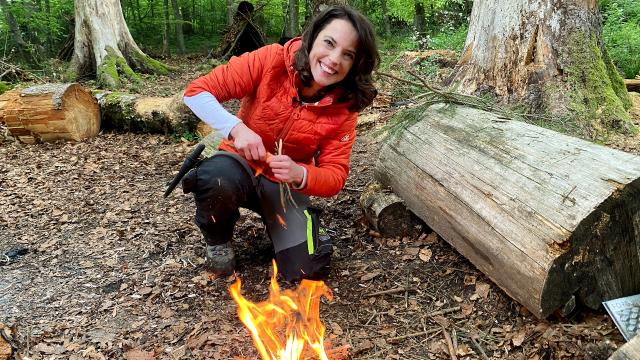Mona mittendrin Im Survival-Training Mona Vetsch Feuer lernt mit Funkenstahl und Tampon Feuer machen.