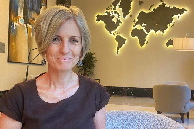 SRF bi de Lüt – Heimweh Staffel 4 Andrea Isenegger: Die ehemalige Apothekerin aus Luzern engagiert sich im Land mit einem Projekt zur Vorsorge der Frauengesundheit