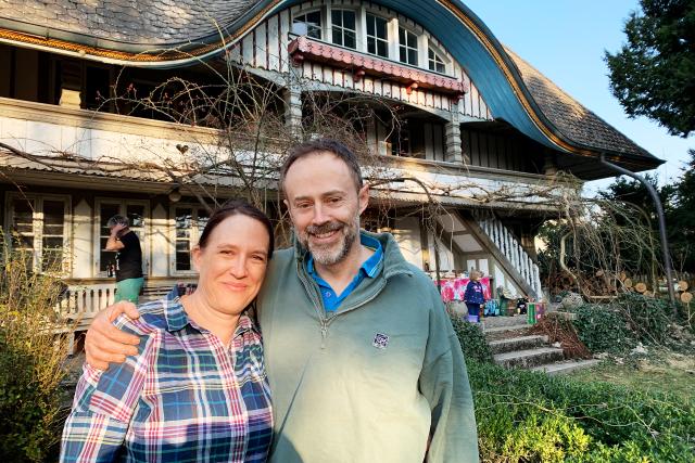 SRF bi de Lüt – Heimweh Staffel 4 Nathalie und Sandro Balliana vor ihrem Bauernhaus in Bätterkinden (BE)