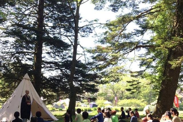 Sternstunde Religion Muhō Nölke – Besser Sterben mit Zen? Zenmeister Muhō Nölke lehrt in einem Park in Osaka
