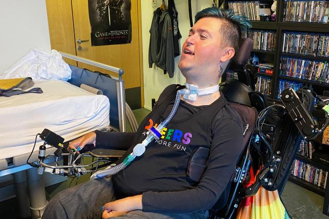 Lulzim (Luli) Plakolli ist aktivistisch in der Queer-Community unterwegs und setzt sich für politische Anliegen von Menschen mit Behinderungen ein.