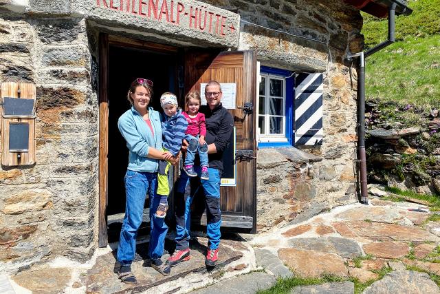 Chelenalphütte: Petra (l.) und Remo (r.) Gisler mit ihren Kindern Leano und Jael
