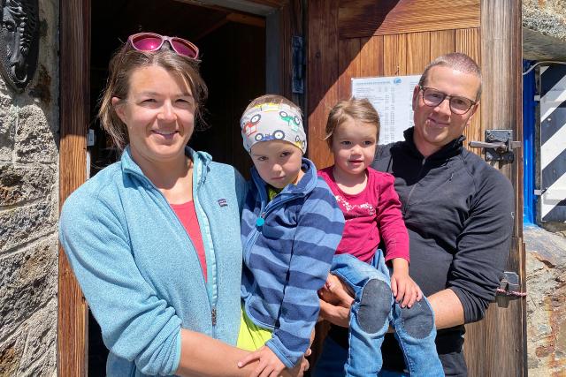 Chelenalphütte: Petra (l.) und Remo (r.) Gisler mit ihren Kindern Leano und Jael