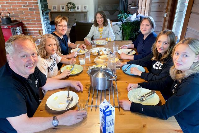 Auf und davon Im hohen Norden Gschwelti mit Käse in Finnland: Mona Vetsch (M. hinten) zu Gast beim Thurgauer Auswanderer Peter Dörig, seiner Frau Jenni und seinen vier Töchtern2022
