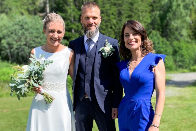 Auf und davon Im hohen Norden Andrea und Günther Greck feierten ihre Hochzeit zusammen mit Mona Vetsch unter dem freien Himmel Norwegens.