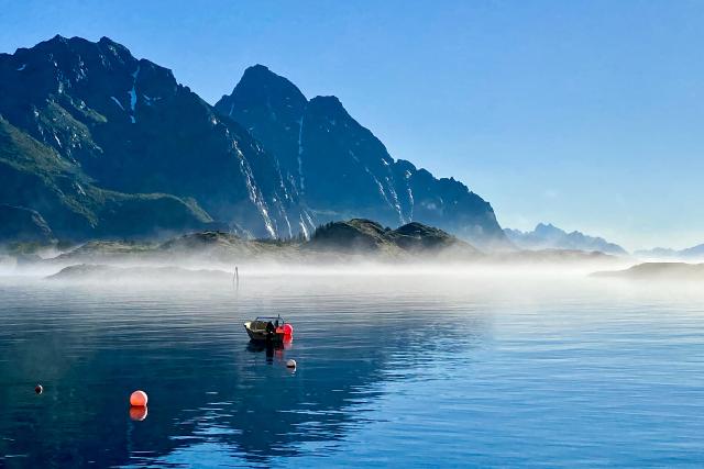 Auf und davon Im hohen NordenDie norwegische Inselgruppe der Lofoten ist berühmt für ihre steilen Berge, welche direkt ins Meer fallen.