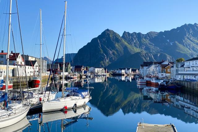 Auf und davon Im hohen Norden Das ikonische Fischerdorf Henningsvær auf der norwegischen Inselgruppe der Lofoten.