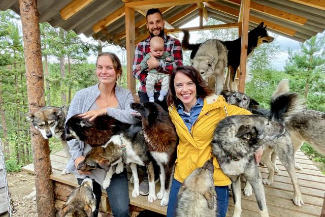Auf und davon Im hohen Norden Familienbild mit Schlittenhunden und Mona Vetsch (r.): Josephine Habermann, Markus Brülisauer und Sohn Aaro leben im Norden Finnlands