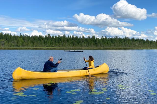 Auf und davon Im hohen NordenKameramann Tom Kubiak filmt Mona Vetsch auf einem finnischen See.