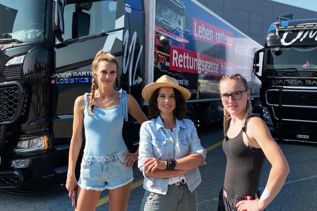 Mona mittendrinBei LastwagenfahrerinnenJanina Martig, Mona Vetsch und Jasmin Antener 2022Copyright: SRF