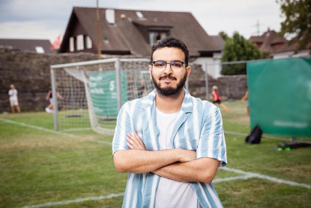 SRF DOKFIFA schickt Fussball-WM 2022 in die Wüste – Katars Kampf für ein modernes ImageHost Yacine Nemra (RTS)Copyright: SRF/Matthias Willi