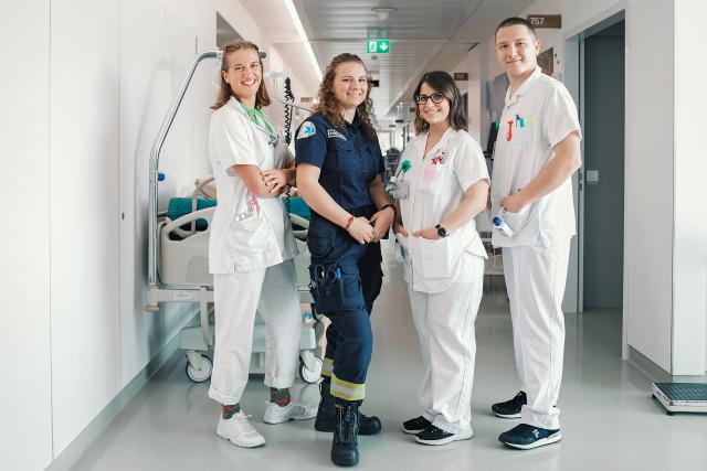 SRF DOK-SerieWir, die Pflegefachkräfte von morgenHélène, Fanny, Rebecca und Lucas sind im letzten Jahr ihrer Ausbildung.2022Copyright: SRF/RTS/Anna Nahabed