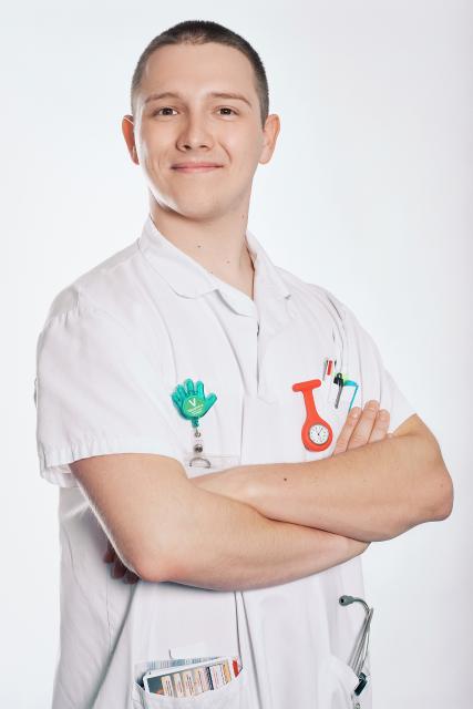 SRF DOK-SerieWir, die Pflegefachkräfte von morgenLucas Schmidt ist einer der wenigen Männer, die sich zum Pflegefachmann ausbilden.2022Copyright: SRF/RTS/Anna Nahabed