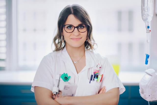 SRF DOK-SerieWir, die Pflegefachkräfte von morgenPflegefachfrau Rebecca Moldoveanu ist eine der Protagonistinnen der Serie.2022Copyright: SRF/RTS/Anna Nahabed