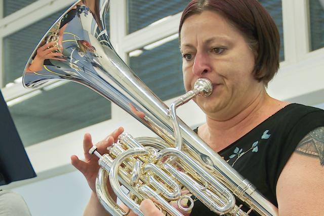 ReporterSilvias Leben mit ParkinsonSilvias grosse Leidenschaft ist die Musik in einer Brassband- trotz Einschränkungen durch Parkinson.Copyright: SRF